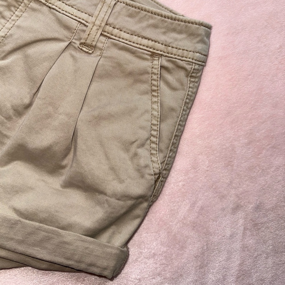 Abercrombie & Fitch Pleated Khaki Shorts · Size 0/25 - Picture 3 of 6